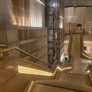 ホテルを象徴する豪華な大階段は圧巻で、ホテルの格式を感じました。