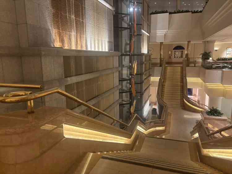 ホテルを象徴する豪華な大階段は圧巻で、ホテルの格式を感じました。