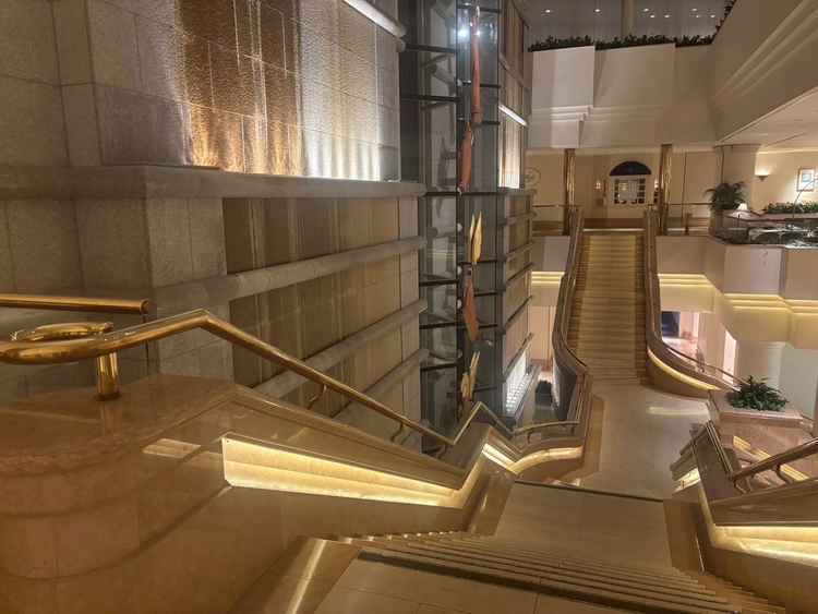 ホテルを象徴する豪華な大階段は圧巻で、ホテルの格式を感じました。