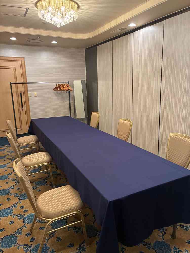 親族の待合室、両家別々の部屋だが写真右側のパーテーションを開けると、両家一緒の部屋にする事ができる。