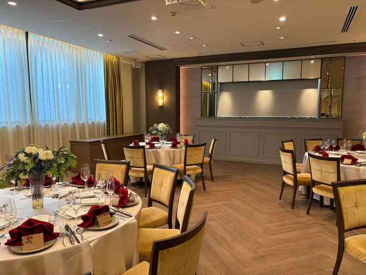 披露宴会場が2種類から選べて、木目調でシックな印象の雰囲気が良かった。