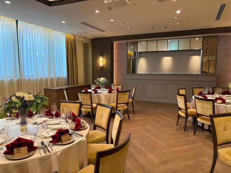 披露宴会場が2種類から選べて、木目調でシックな印象の雰囲気が良かった。