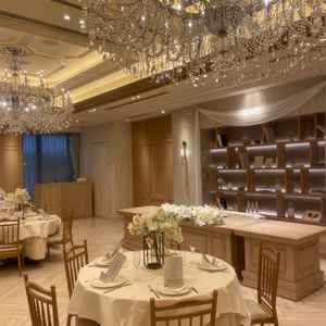 シャンデリアが低めの位置にある為、お花が少なくても華やかで素敵でした。落ち着いた空間で居心地良いです