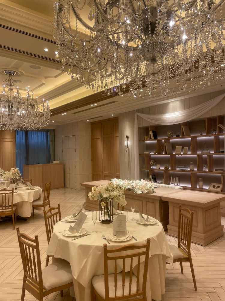 シャンデリアが低めの位置にある為、お花が少なくても華やかで素敵でした。落ち着いた空間で居心地良いです