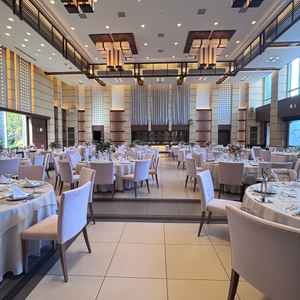 披露宴会場の大きいお部屋のほうは100人規模の大人数用で、100人でも余裕がありそうな広かったです。