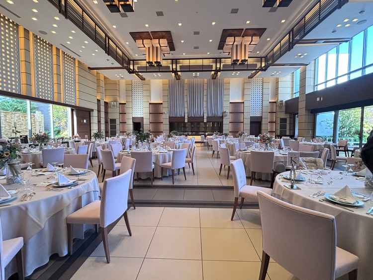 披露宴会場の大きいお部屋のほうは100人規模の大人数用で、100人でも余裕がありそうな広かったです。