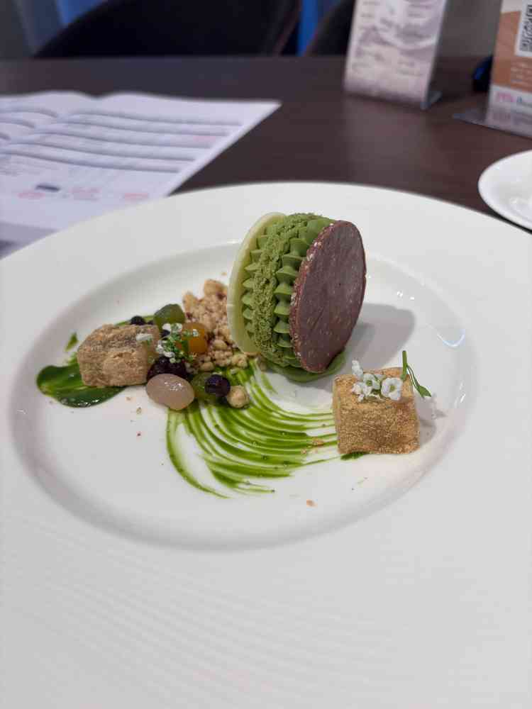 デザートの試食。見た目も華やかで美味しかった。デザートまで試食できるのが珍しいと感じた。