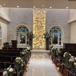 挙式会場は、夜での挙式になると、光が反射して素敵でした。