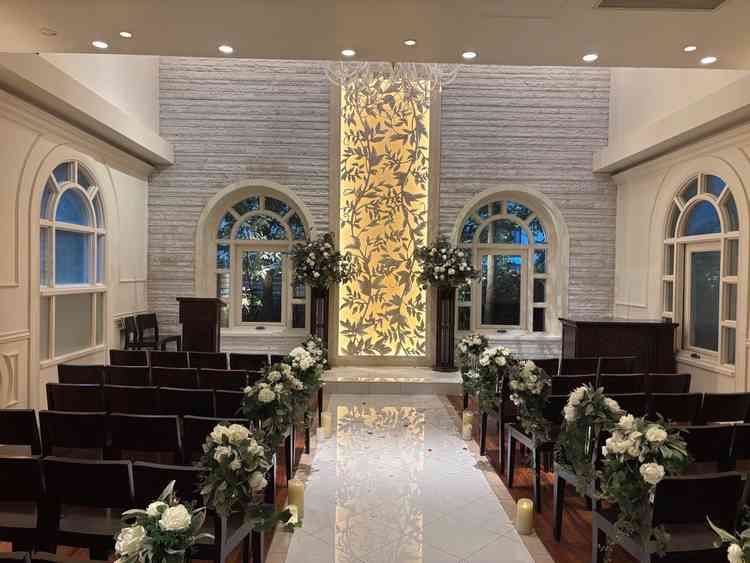 挙式会場は、夜での挙式になると、光が反射して素敵でした。