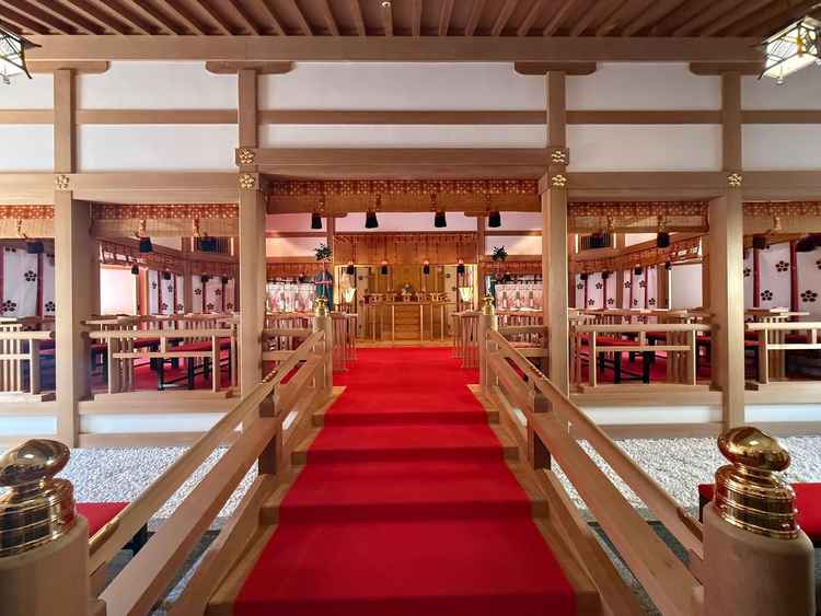 神式の式場もコンパクトながら内蔵されていてフレキシブル。神社のような手洗い場もあり雰囲気抜群。