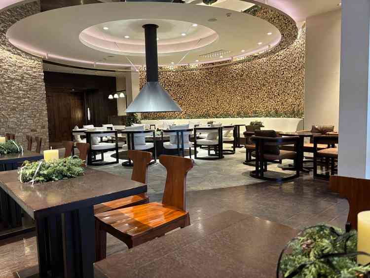 会場の待合室です。冬は本物の火で暖炉になっており雰囲気もとてもいいです。