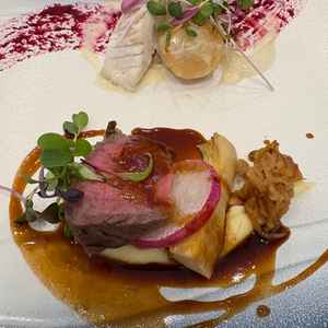 メインのお食事。お肉と魚料理どちらも美味しかった。