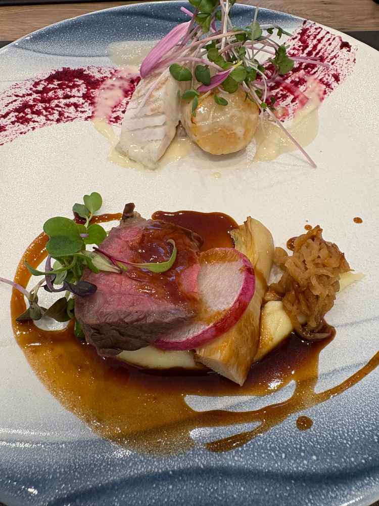 メインのお食事。お肉と魚料理どちらも美味しかった。