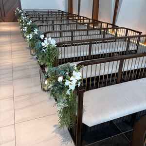 参列者用イスは柔らかく奥行きもあるた参列者の負担が少ない。