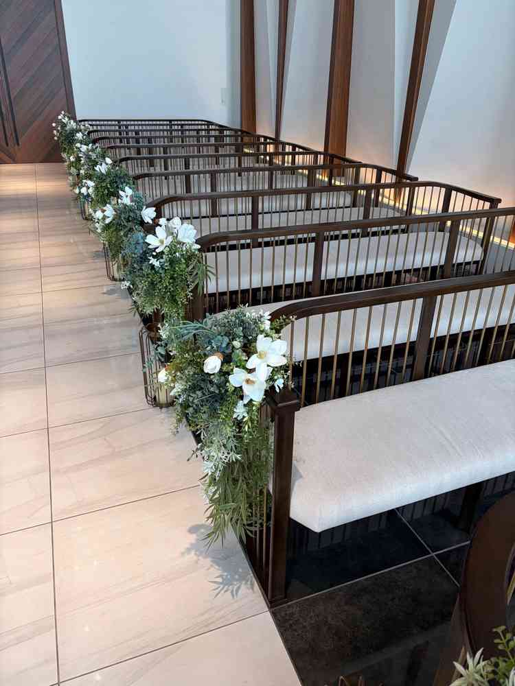 参列者用イスは柔らかく奥行きもあるた参列者の負担が少ない。