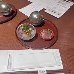 最初の3品。箸で食べられる食事というのが、魅力的でした。
