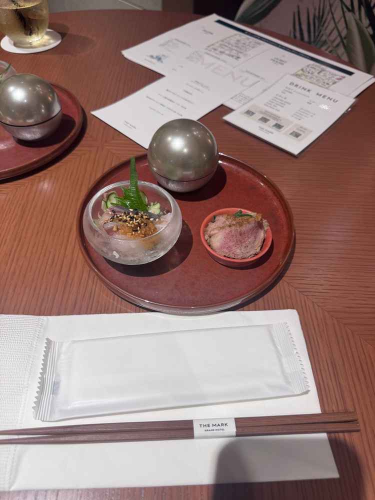 最初の3品。箸で食べられる食事というのが、魅力的でした。