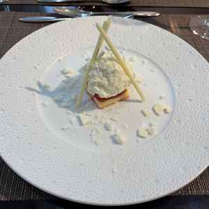 ご試食のデザートです。上のふわふわのクリームが初めての食感でとってもおいしかったです。