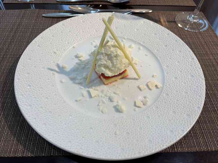 ご試食のデザートです。上のふわふわのクリームが初めての食感でとってもおいしかったです。