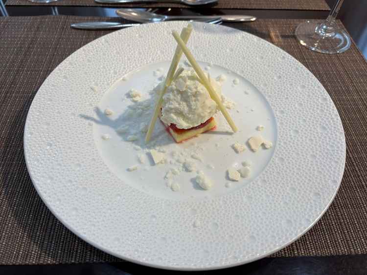 ご試食のデザートです。上のふわふわのクリームが初めての食感でとってもおいしかったです。