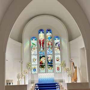 こちらもチャペルだが、ステンドグラスも素敵。本場のドイツから取り寄せたそう。ライトでも照らされていた