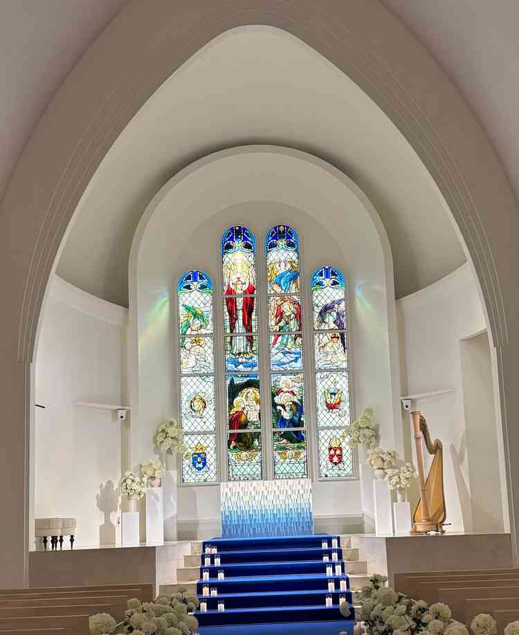 こちらもチャペルだが、ステンドグラスも素敵。本場のドイツから取り寄せたそう。ライトでも照らされていた