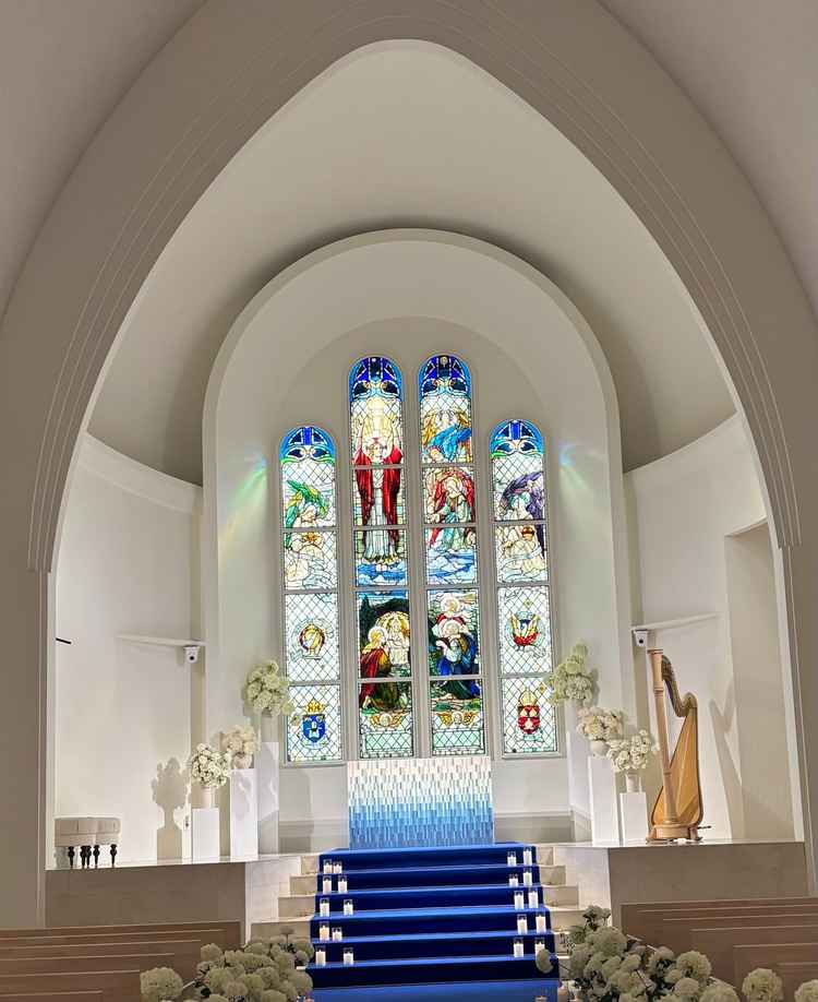 こちらもチャペルだが、ステンドグラスも素敵。本場のドイツから取り寄せたそう。ライトでも照らされていた