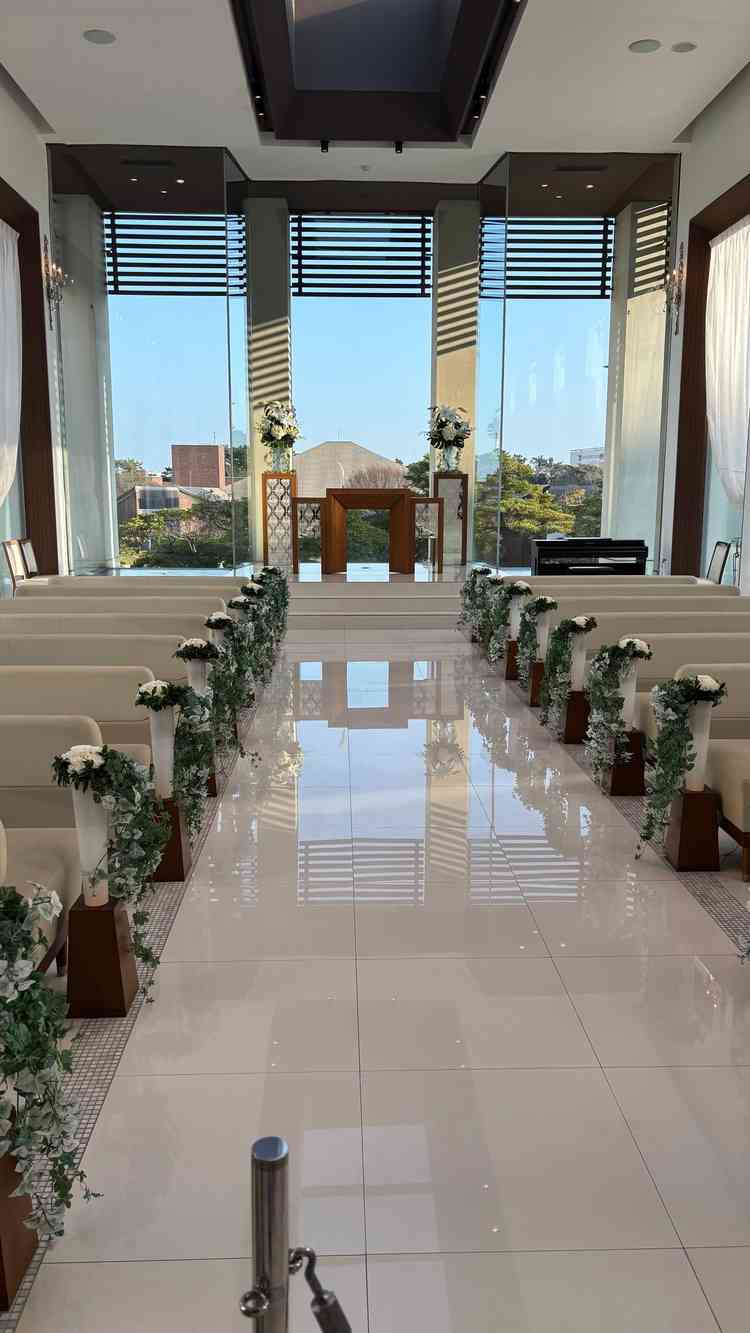 チャペルが床が反射してウエディングドレスが映えていいなと思った