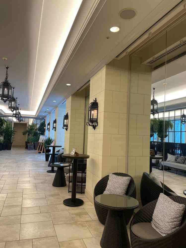 チャペルに続く道、全天候型で綺麗で十分な広さがあった。披露宴会場によっては式と披露宴の間の滞在場所。