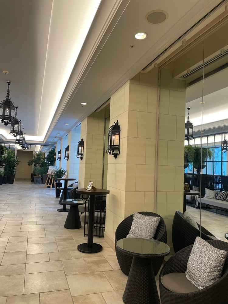 チャペルに続く道、全天候型で綺麗で十分な広さがあった。披露宴会場によっては式と披露宴の間の滞在場所。