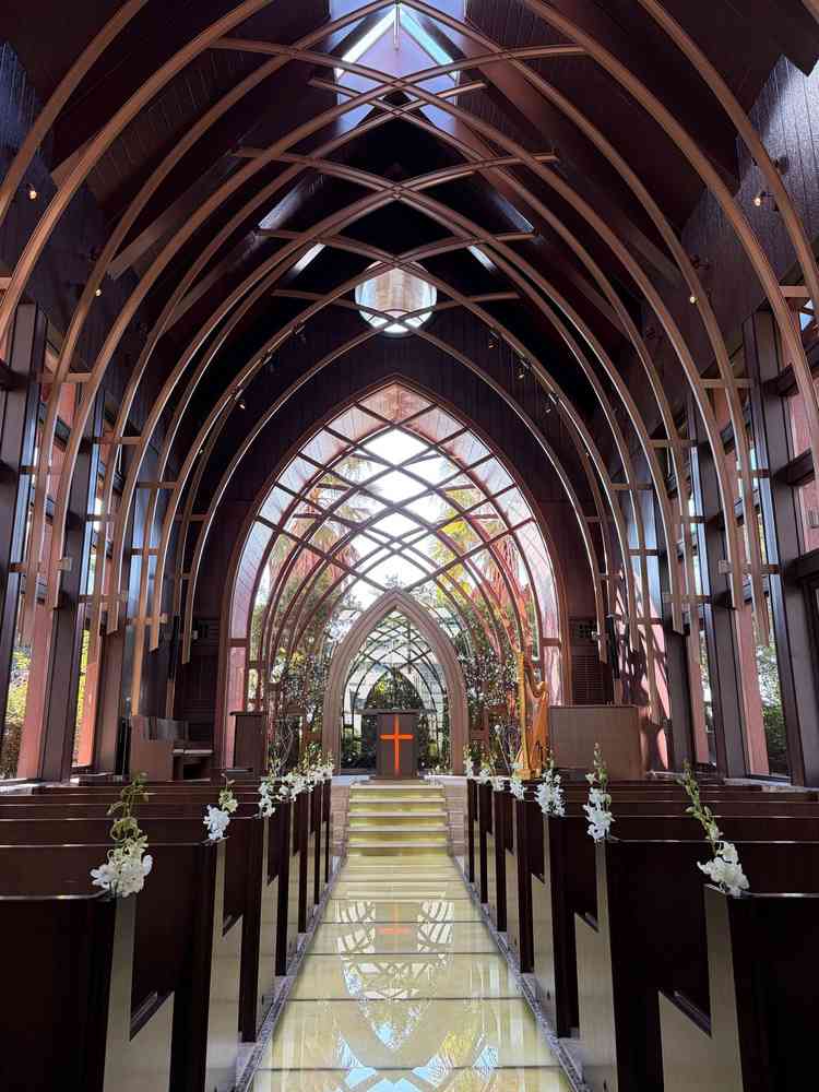 ガラスのチャペル内装