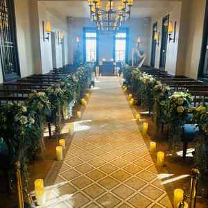 式場。バージンロードは17mあって大阪の式場でも長い。お花の追加料金無し