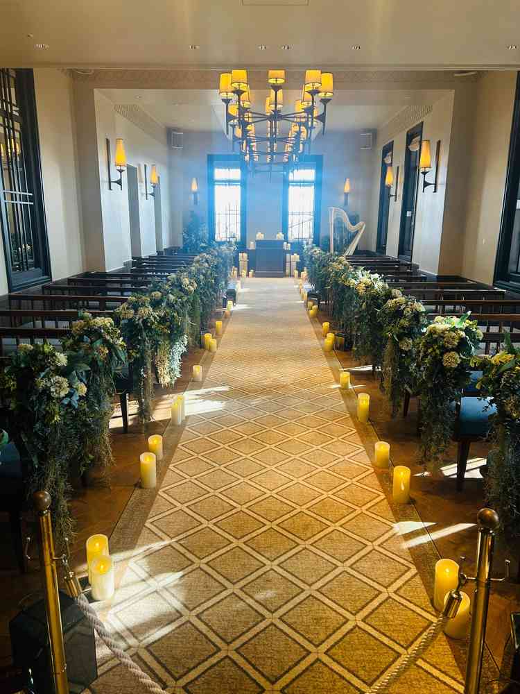 式場。バージンロードは17mあって大阪の式場でも長い。お花の追加料金無し