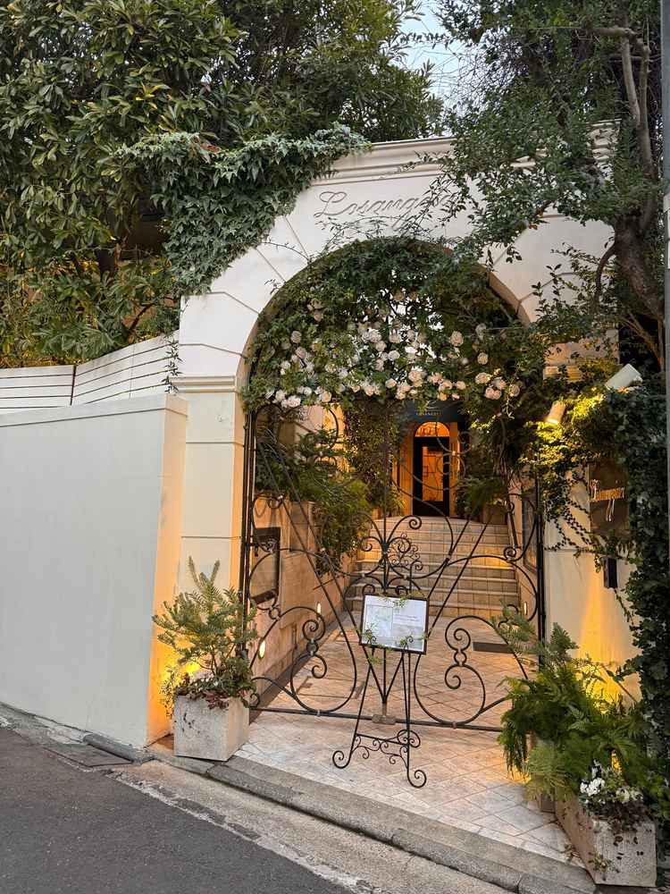 入り口はとにかくおしゃれで素敵な門構え。元々レストランだったということもあり、素敵なタイルの壁画も！