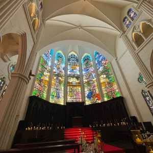 圧巻のステンドグラス、白いドレスが映えそうだなと思いました！