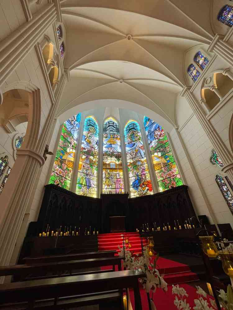 圧巻のステンドグラス、白いドレスが映えそうだなと思いました！