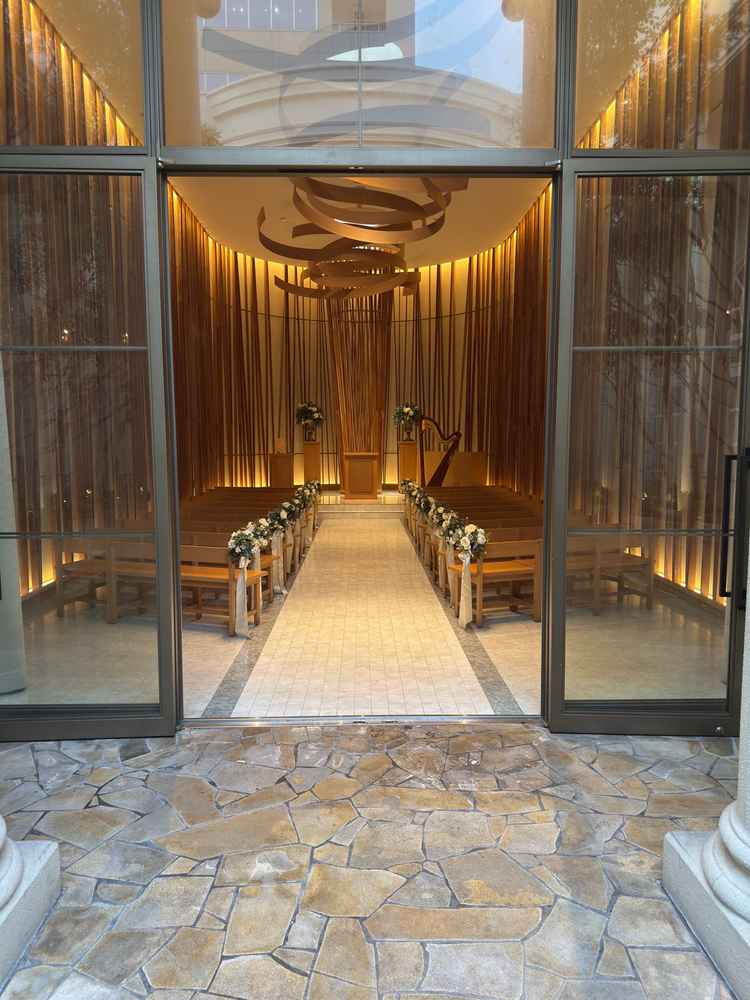 木の温かみを感じるオシャレな挙式会場。