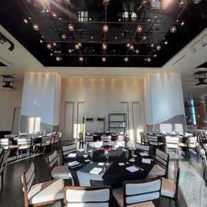 本日は宴会セッティングでしたが、お写真で披露宴のイメージも見せていただけました。