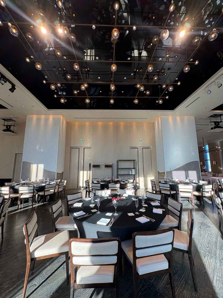 本日は宴会セッティングでしたが、お写真で披露宴のイメージも見せていただけました。