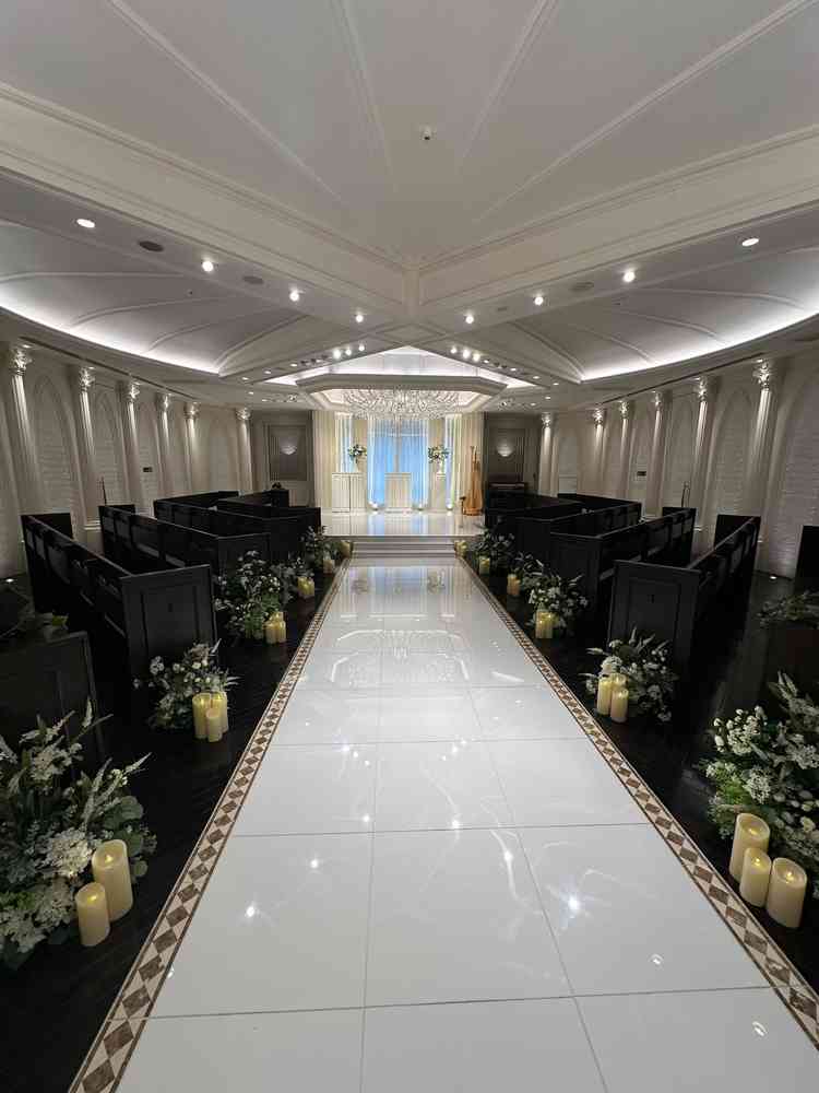 対面式チャペル。都内でも珍しいと思います。ゲストとの距離感も近く、席がななめなのでゲストも見やすい！