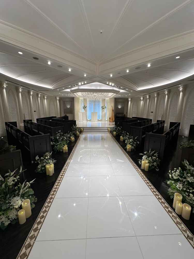 対面式チャペル。都内でも珍しいと思います。ゲストとの距離感も近く、席がななめなのでゲストも見やすい！