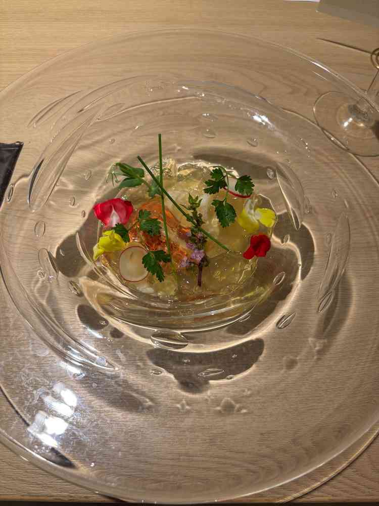 お料理は中華のコースとなります。爽やかな出汁の効いたジュレとの相性が良かったです。