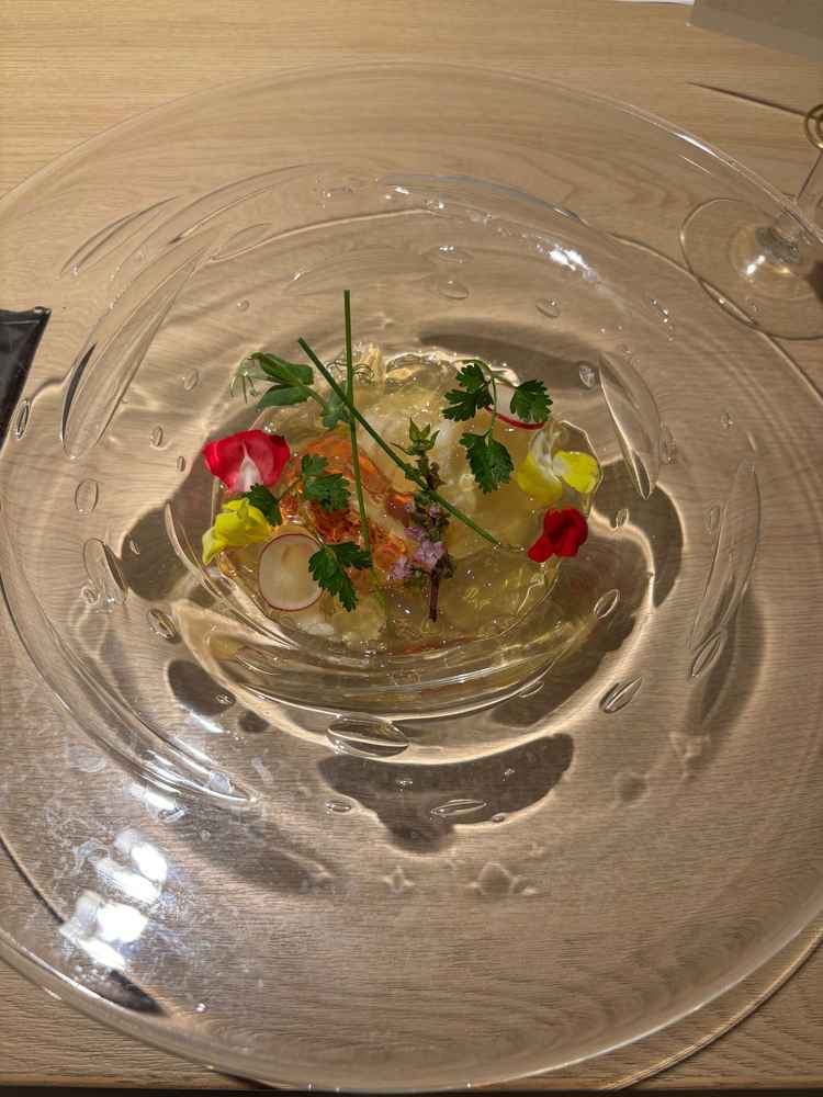 お料理は中華のコースとなります。爽やかな出汁の効いたジュレとの相性が良かったです。