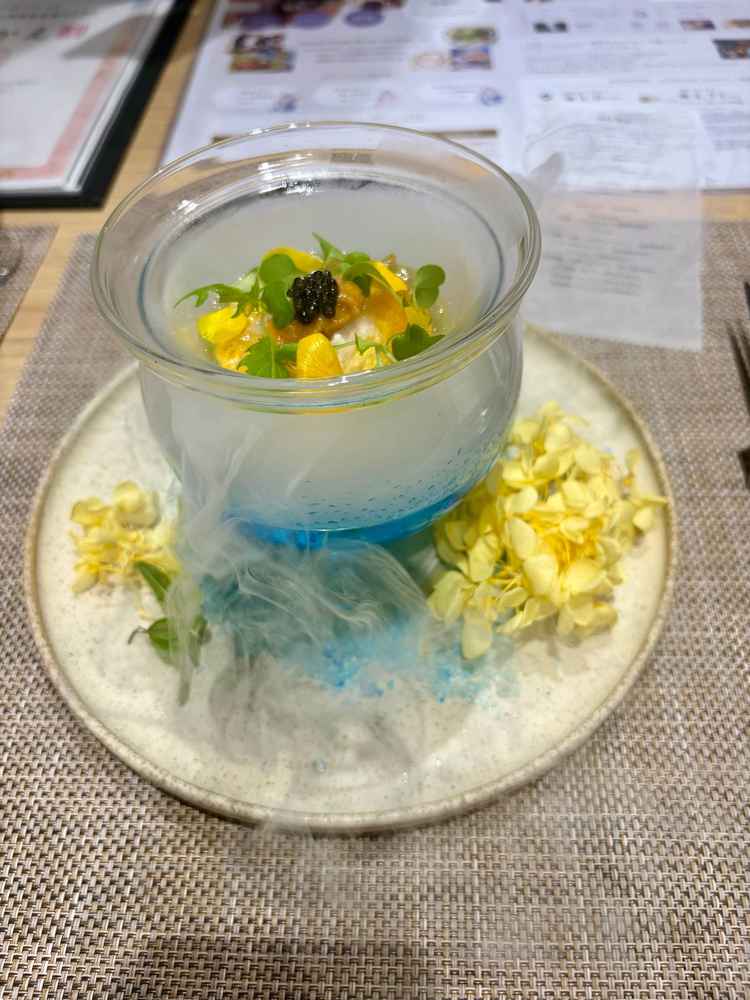 ドライアイスや色を使った料理で、見た目も楽しむことができる。キャビア、ウニなど高級食材を使ってる。