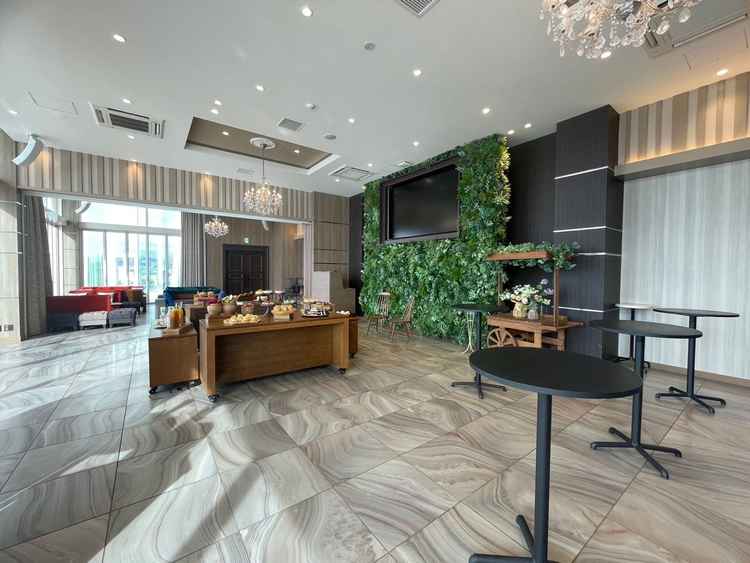 食事会場。内装が綺麗で、外には海、こじんまりしておりとても居心地が良い空間。