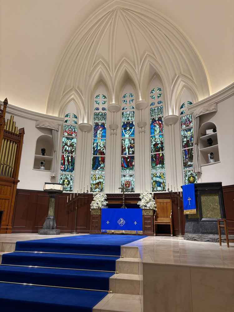 チャペル内装。ステンドグラスが綺麗な正統派な教会といった印象で、正装が映えると感じた。