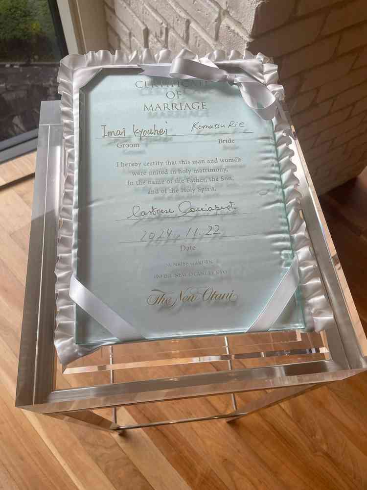 サンライズガーデンで式を挙げると、結婚証明書がガラスだそう。他会場には無い特典。