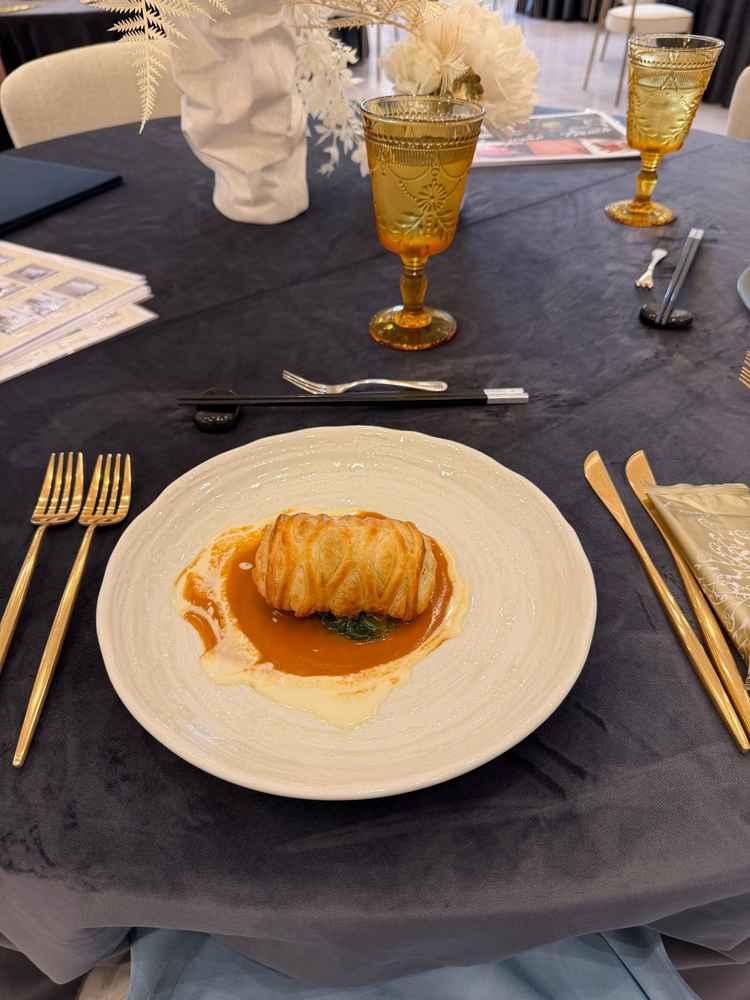 魚料理。パイ包まれてて美味しかった。ソースも美味しすぎて感ました。