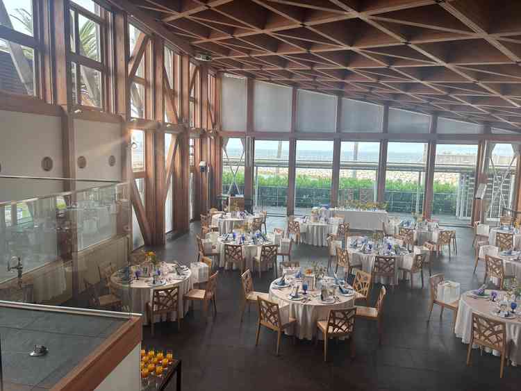 会場写真。ガラスと木で覆われておりここでしかない会場だと思いました。