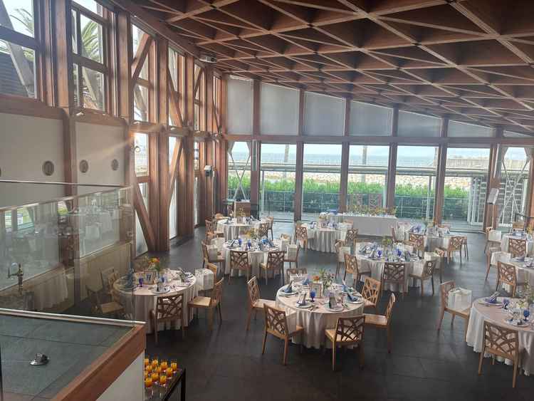 会場写真。ガラスと木で覆われておりここでしかない会場だと思いました。